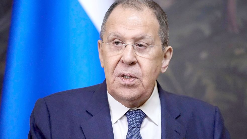 In einem Interview wiederholte der russische Außenminister Sergej Lawrow die bisherigen Forderungen Moskaus für ein Ende des Kriegs gegen die Ukraine. (Archivbild) Foto: Pavel Bednyakov/Pool AP/dpa