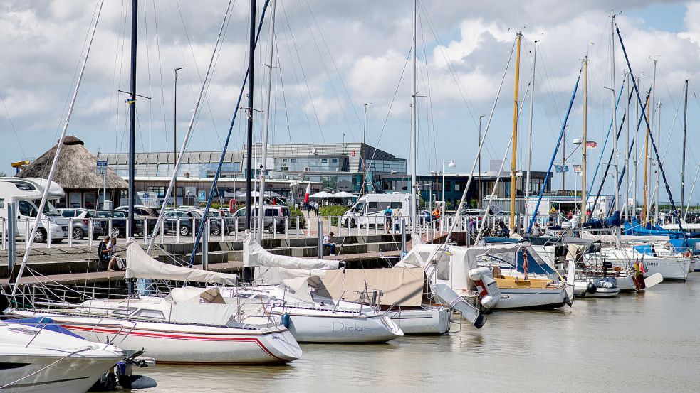 Der kleine Hafen von Bensersiel ist mittlerweile Dreh- und Angelpunkt der Seekabelverlegung durch Tennet und Amprion. Foto: Hauke-Christian Dittrich/dpa