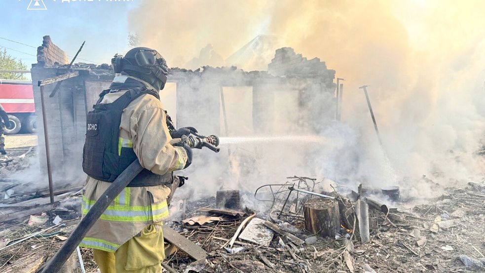 Täglich zerstören russische Angriffe Wohnhäuser und andere zivile Objekte in der Ukraine. Foto: Uncredited/Ukrainian Emergency Service/AP/dpa