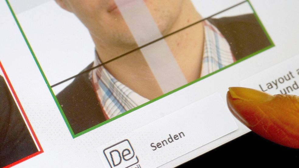 Ausgedruckte Passbilder sollen nur noch in Ausnahmefällen angenommen werden. (Archivbild) Foto: Swen Pförtner/dpa