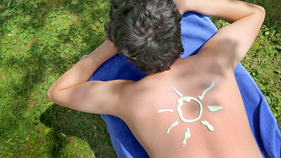 Auch im Halbschatten ist Sonnencreme vonnöten. (Symbolbild) Foto: Karl-Josef Hildenbrand/dpa/dpa-tmn