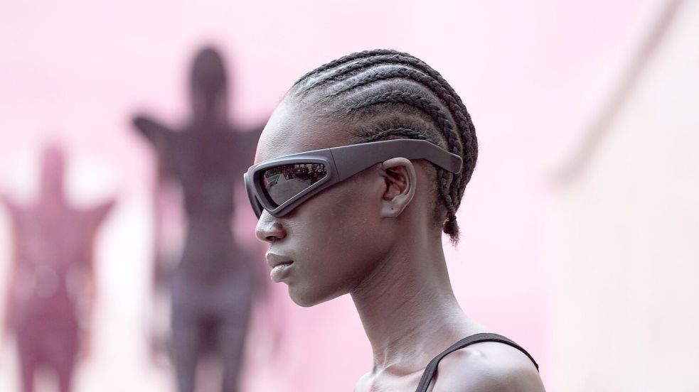 Am besten ist, wenn die Sonnenbrille besonders viel vom Auge verdeckt. (Symbolbild) Foto: Michel Euler/AP/dpa