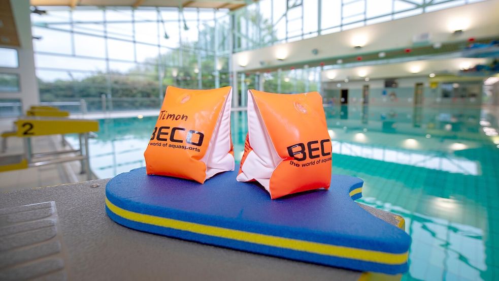 Die Nachfrage nach Schwimmkursen für Kinder bleibt groß. (Archivbild) Foto: David Inderlied/dpa