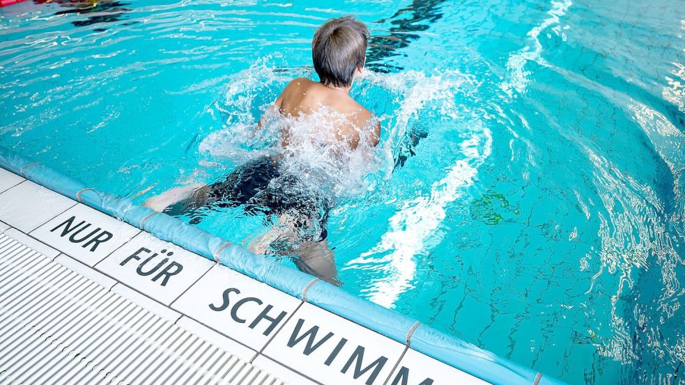 Die DLRG hat 2024 bundesweit so viele Schwimmabzeichen vergeben wie seit zehn Jahren nicht. (Archivbild) Foto: Fabian Sommer/dpa