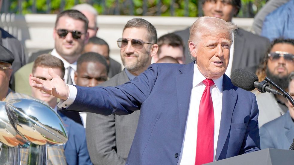Donald Trump würdigte die Eagles für ihren Sieg im Super Bowl. Foto: Mark Schiefelbein/AP/dpa