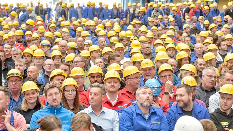 Müssen weitere Kollegen die Meyer Werft verlassen? Die Belegschaft bei einer Betriebsversammlung am 16. September vergangenen Jahres. Damals kam der Kanzler nach Papenburg, um den Arbeitern der Unterstützung des Staates zu versichern. Foto: Ortgies