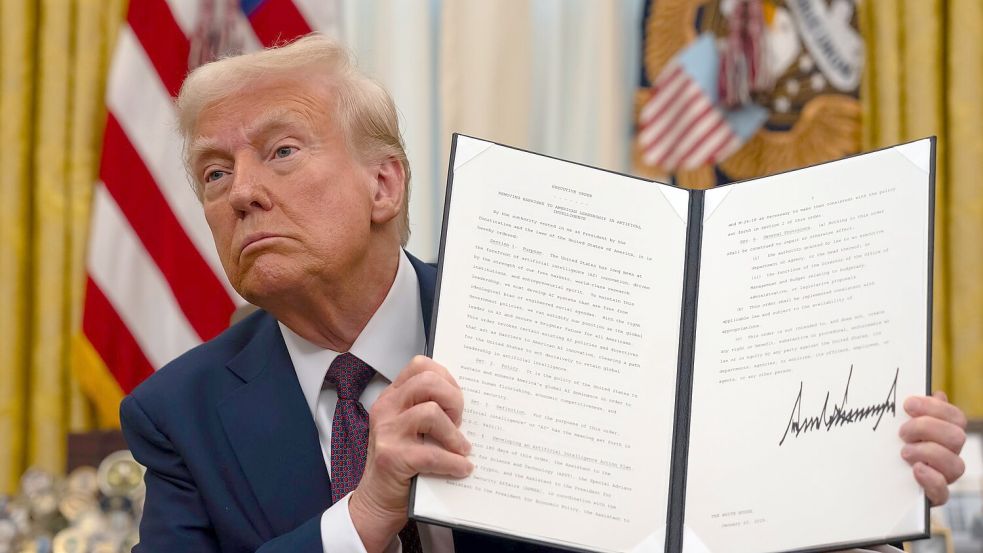In den ersten 100 Tagen unterschrieb Trump über 100 Dekrete. (Archivbild) Foto: Ben Curtis/AP/dpa