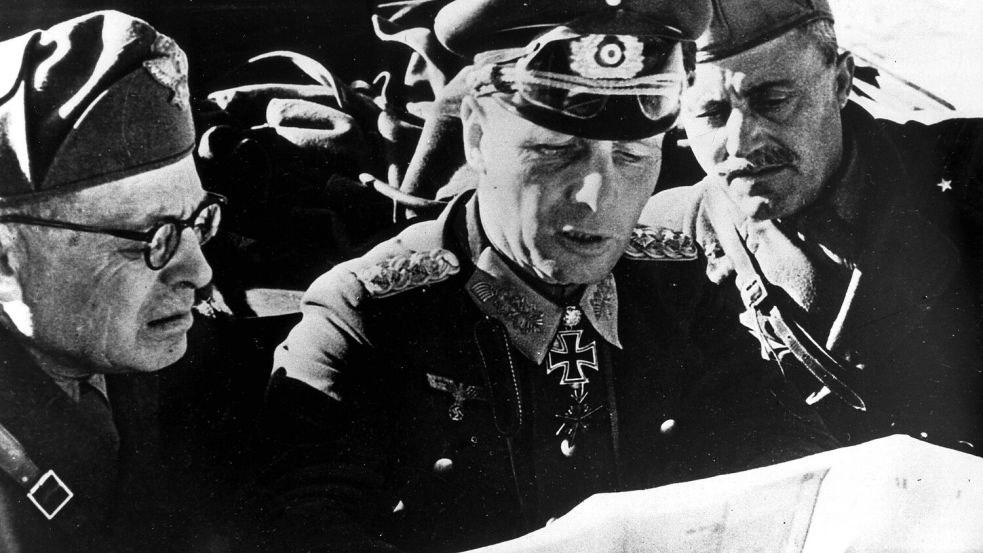 Der „Wüstenfuchs“: Generalfeldmarschall Rommel (m.) berät sich mit italienischen Generälen während des Angriffs auf Tobruk, Libyen im Jahr 1942. Foto: IMAGO/United Archives International