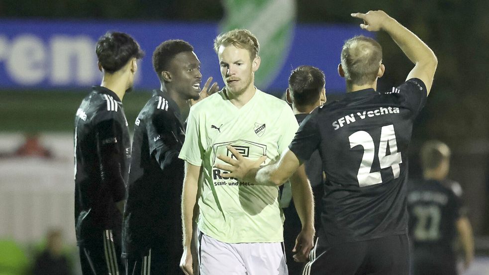 In einem teils hitzigen Hinspsiel trennten sich GW Firrel (Mitte Torben Lange) und SFN Vechta 1:1. Foto: Doden/Emden