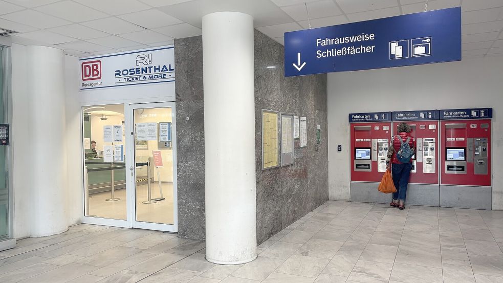 Im Emder Bahnhof gibt es die Fahrkarten-Automaten und Hilfe im „Ticket & More“-Zentrum der Rosenthal-Gruppe. Das Reisezentrum der Deutschen Bahn ist zum Jahreswechsel geschlossen worden. Fotos: Mona Hanssen