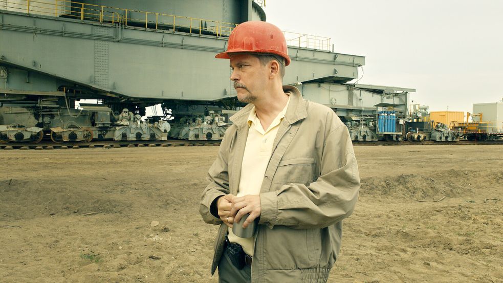 Horàk (Godehard Giese) steht vor dem Abräumbagger. „Fossil“, noch bis Ende Juni im ZDF Streaming. Foto: ZDF und Sabine Panossian