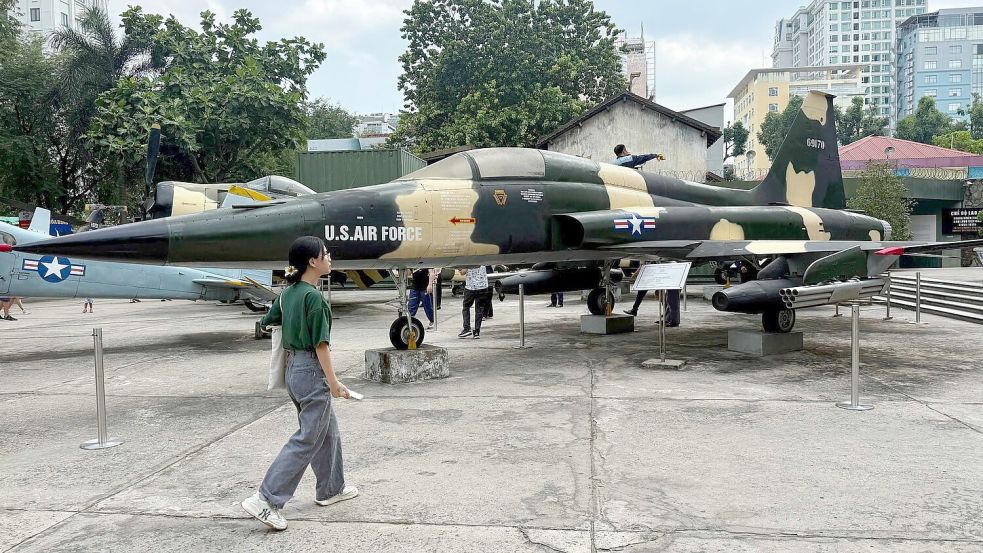 In Vietnam sind Relikte des Krieges noch allgegenwärtig - so auch Kampfjets der unterlegenen US Air Force. Foto: Carola Frentzen/dpa
