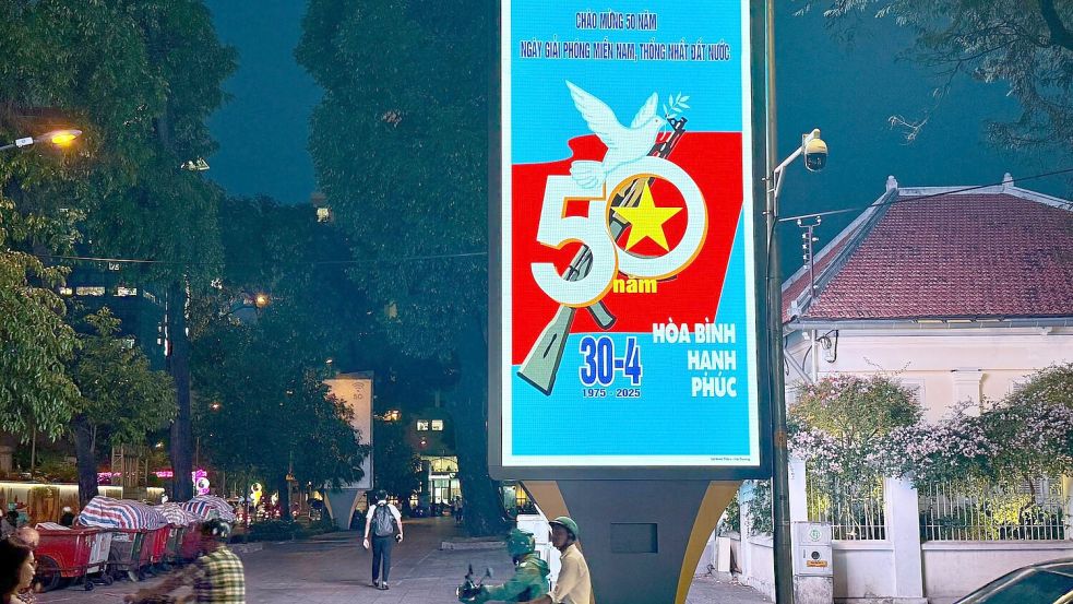 Vor dem 50. Jahrestag des Kriegsendes ist Ho-Chi-Minh-Stadt (früher Saigon) mit Plakaten zu den Feiern gepflastert. Foto: Carola Frentzen/dpa