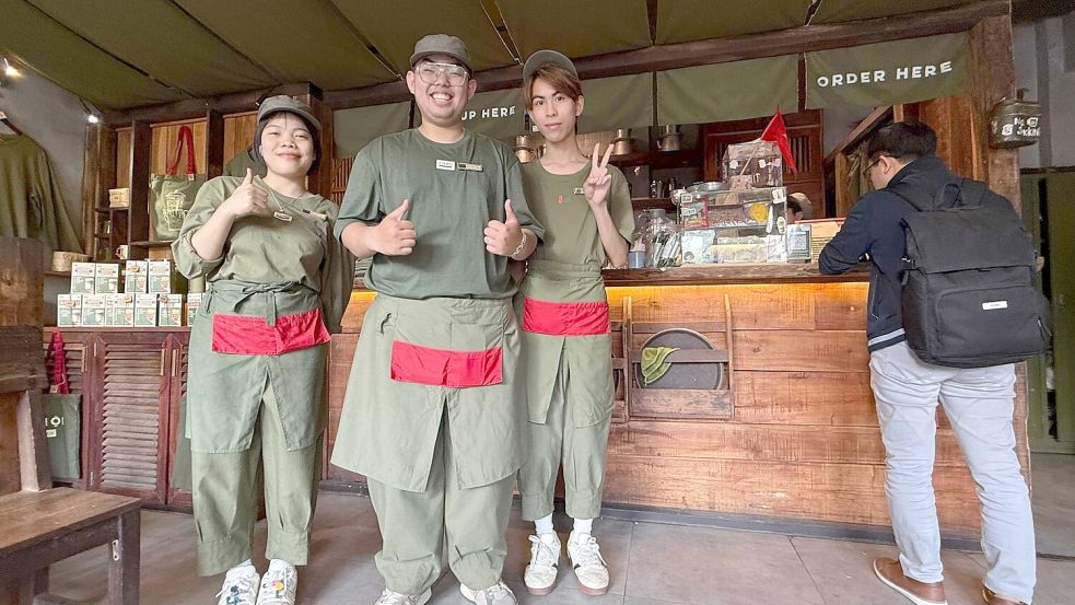 Im Cong Caphe tragen Kellner Outfits, die an die Vietcong-Kämpfer erinnern. Foto: Carola Frentzen/dpa