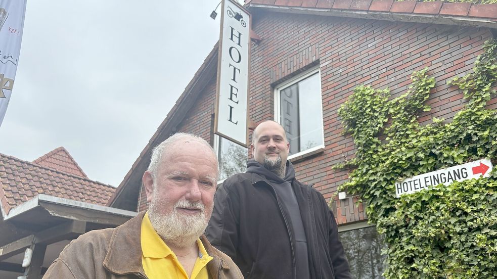 Norbert Nöster (links) und Tim Kaminski möchten dem Biker-Hotel „Zur Schanze“ einen neuen Stempel aufdrücken. Foto: Löschen