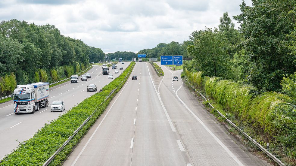 In Bremen haben zwei Personen einen Stein von einer Brücke auf ein Auto auf der A27 geworfen. Foto: imago images / Werner Lerooy