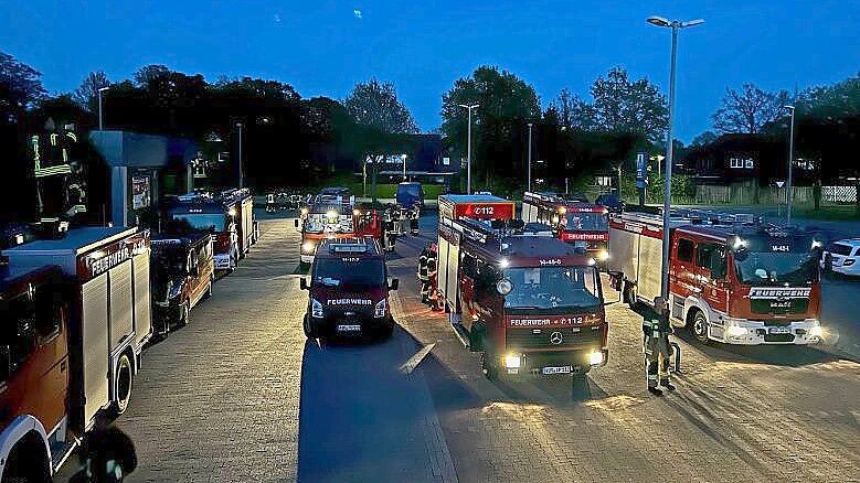 Die Feuerwehr war mit zahlreichen Einsatzkräften an der Suche beteiligt. Foto: Lukas Crysandt