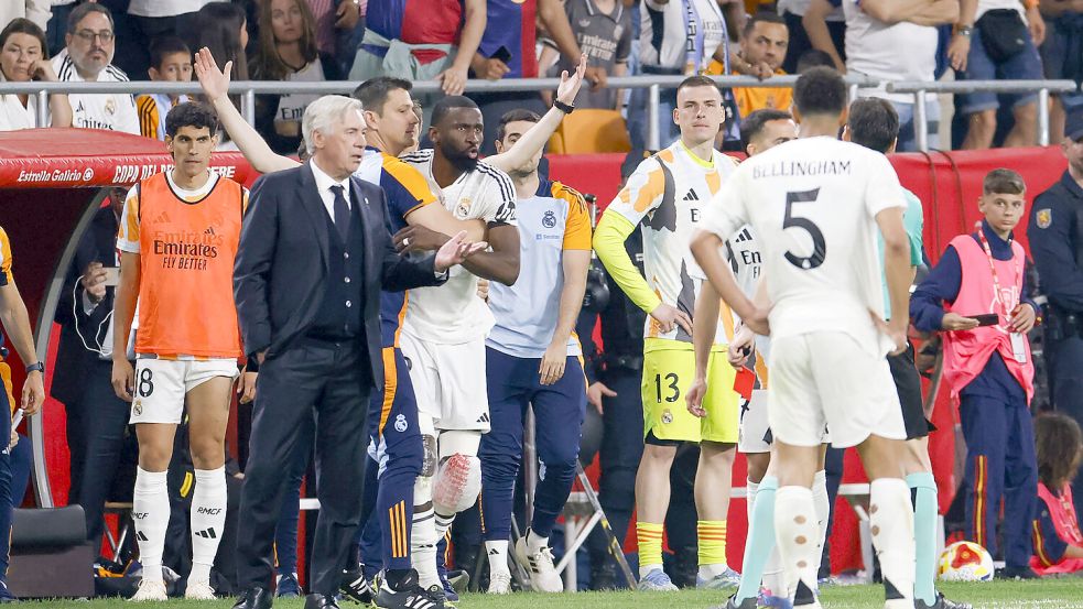 Kurz vor dem Abpfiff im Pokalfinale brachen bei den Spielern von Real Madrid alle Dämme und die Hetze auf den Schiedsrichter begann. Foto: IMAGO/NurPhoto