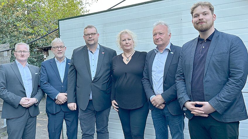 Beim AfD-Kreisparteitag am 26. April 2025 im Oldenburger Münsterland: (von links) Sven H. Sager, Kreisvorsitzender Josef Kruse, Landesvorsitzender Ansgar Schledde, Iris Hermes, Frank Müller und David Freese. Foto: AfD-Kreisverband Cloppenburg