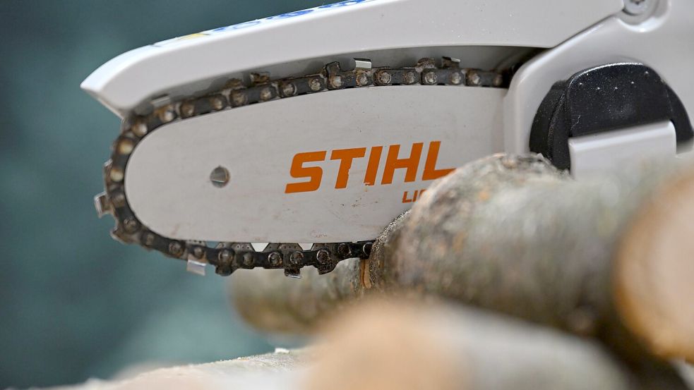 Wegen der schwierigen Marktlage sollen bei Stihl weltweit Hunderte Stellen wegfallen. (Archivbild) Foto: Bernd Weißbrod/dpa