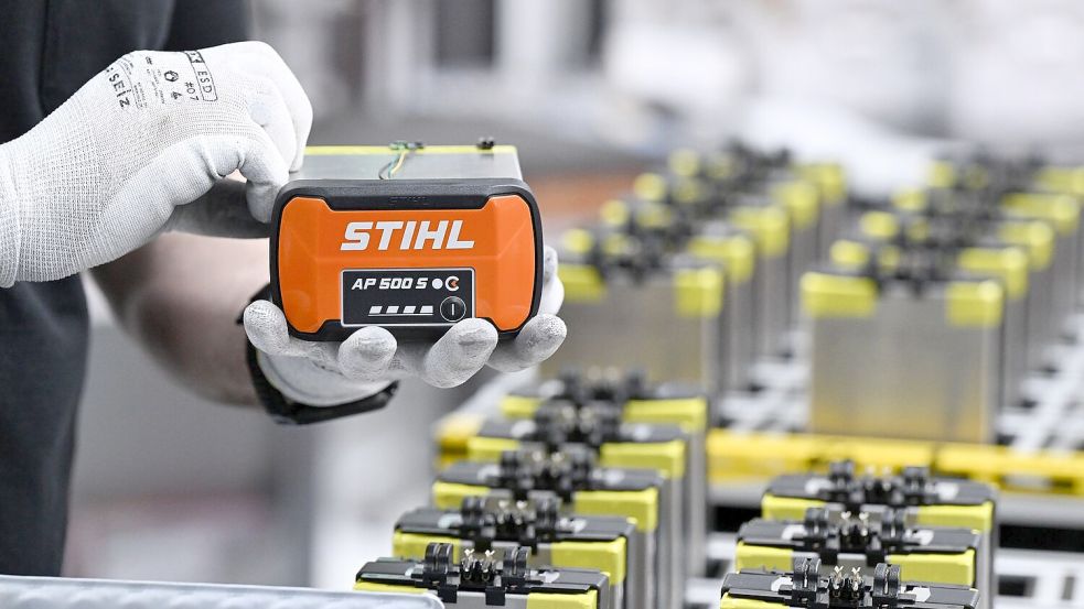2024 hatte jedes vierte verkaufte Stihl-Gerät einen Akku. (Archivbild) Foto: Bernd Weißbrod/dpa