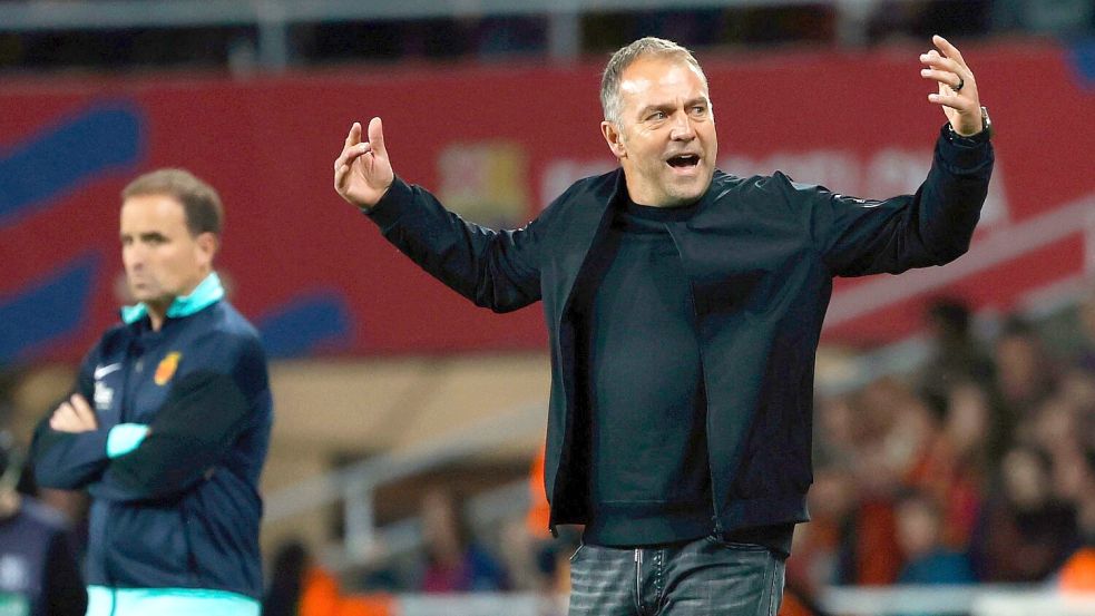 Hansi Flick hat in Barcelona noch bis 2026 Vertrag. Der Club hofft auf eine baldige Verlängerung. Foto: Joan Monfort/AP/dpa