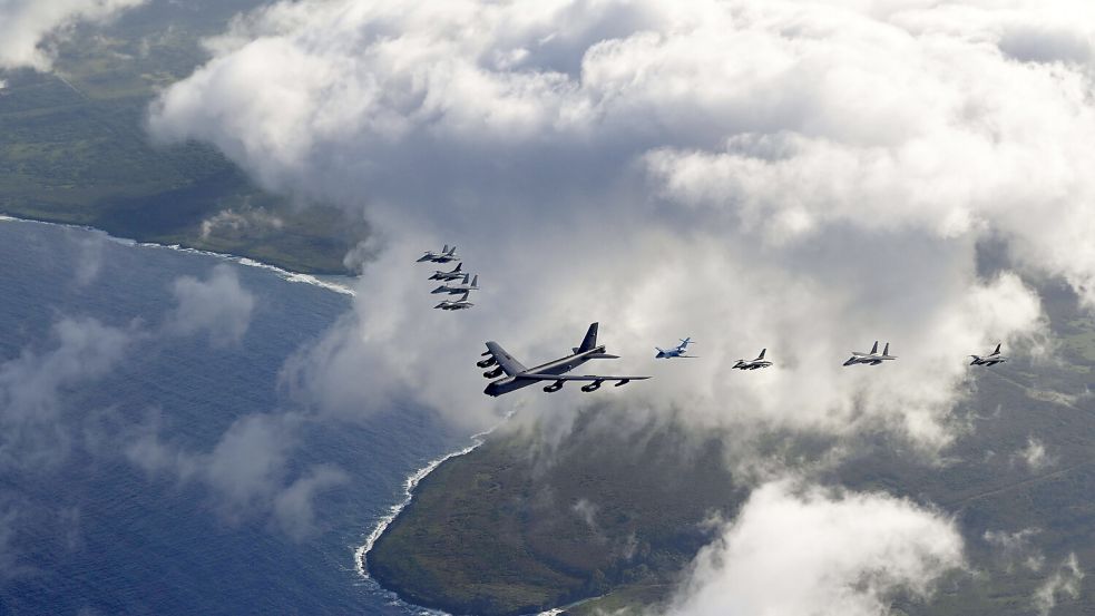 US-Kampfflugzeuge bei einer Übung über dem Pazifik: die Modernisierung des Flugfeldes auf Tinian soll die militärische Präsenz der USA in der Region stärken Foto: IMAGO/ZUMA Press Wire