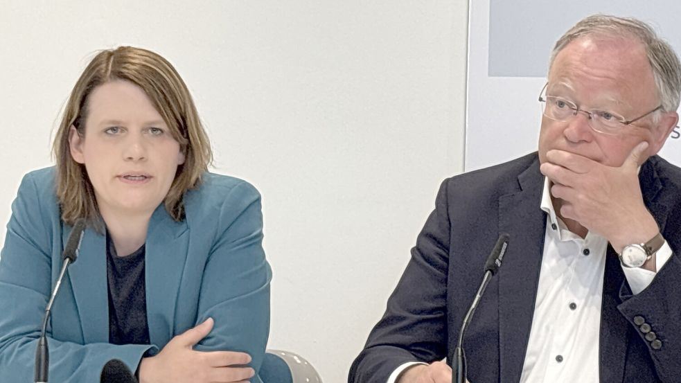 Kultusministerin Julia Willie Hamburg und Ministerpräsident Stephan Weil ziehen Bilanz über die erste Halbzeit ihrer Regierung. Foto: Jonas E. Koch