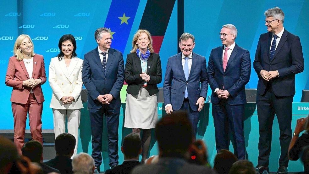 Die beiden Schleswig-Holsteiner Karin Prien und Johann Wadephul umringt von Ministerkollegen. Foto: AFP/TOBIAS SCHWARZ