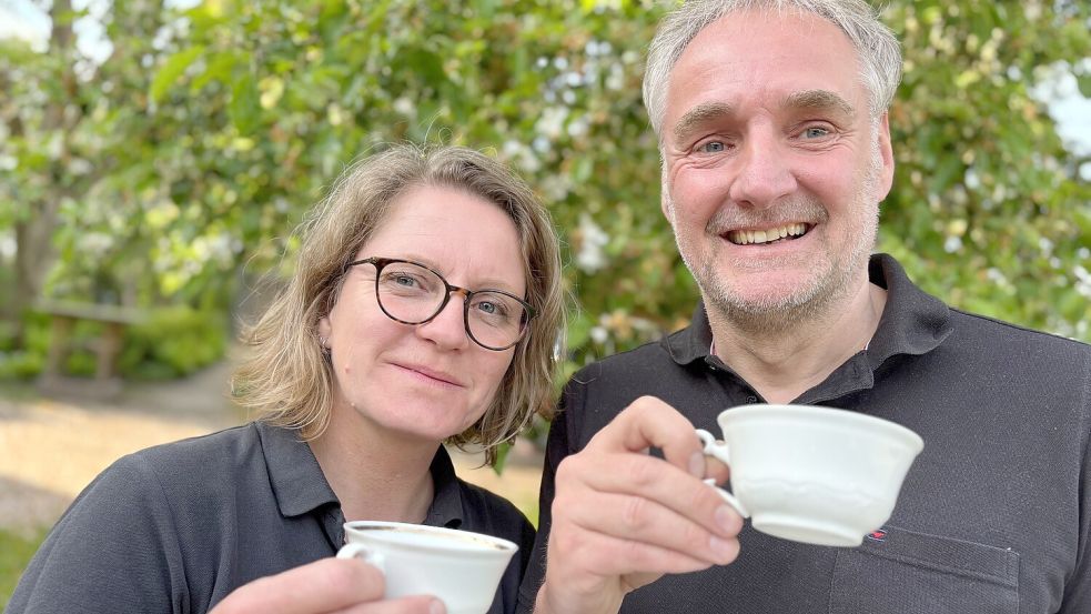 Frank und Kristina Hellmers laden ein zu Tee, Kaffee und Kuchen im Grünen. Foto: Marion Janßen