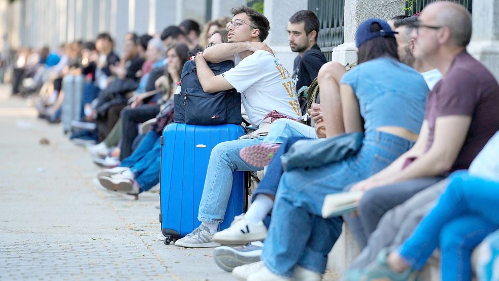 Und plötzlich stand alles still – allein gelassen wird jedoch niemand in Madrid beim Blackout am Montag. Foto: AFP / PAUL HANNA