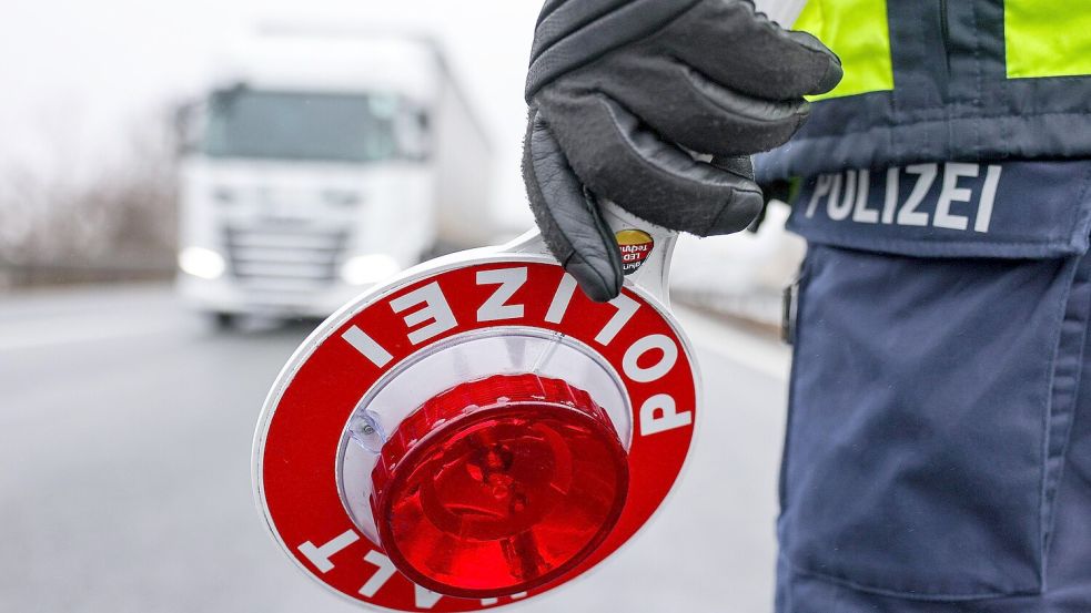 Bei der Kontrolle des Überholverbots für Lastwagen hat die Polizei Bremen am Montag mehr als 200 Verstöße in nicht ganz einer Stunde registriert. Foto: Jan Woitas/dpa