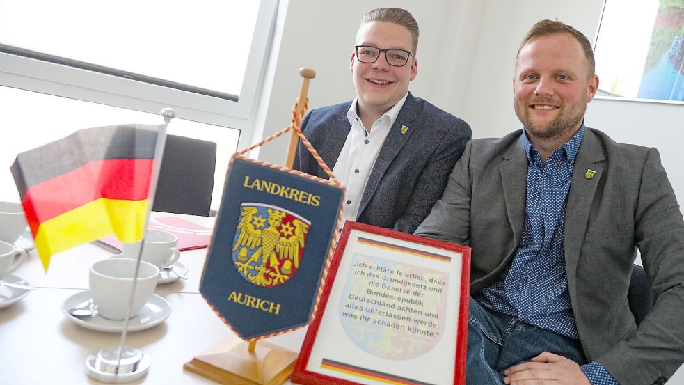 Ingo Janssen (links) und Steffen Schäfer vom Landkreis Aurich mit dem Einbürgerungsbekenntnis. Foto: Romuald Banik