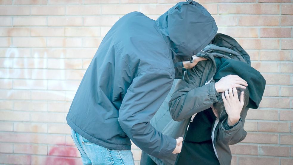 Die Jugendlichen hatten unter anderem andere Menschen attackiert und verletzt. Symbolfoto: mubi/stock.adobe.com