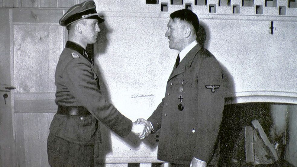 Kurt Meyer mit Adolf Hitler, den er auch nach dem Ende des Zweiten Weltkriegs weiterhin verehrte. Foto: Archiv Kellner