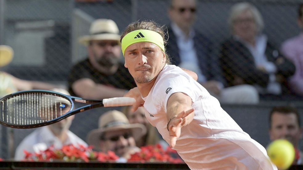 Alexander Zverev streckte sich gegen Francisco Cerundolo vergeblich. Foto: Juan Carlos Lucas/ZUMA Press Wire/dpa