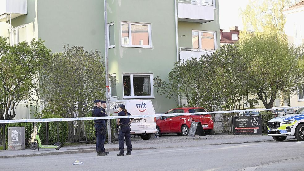 Polizisten stehen am Einsatzort. Foto: Fredrik Sandberg/TT News Agency/AP/dpa