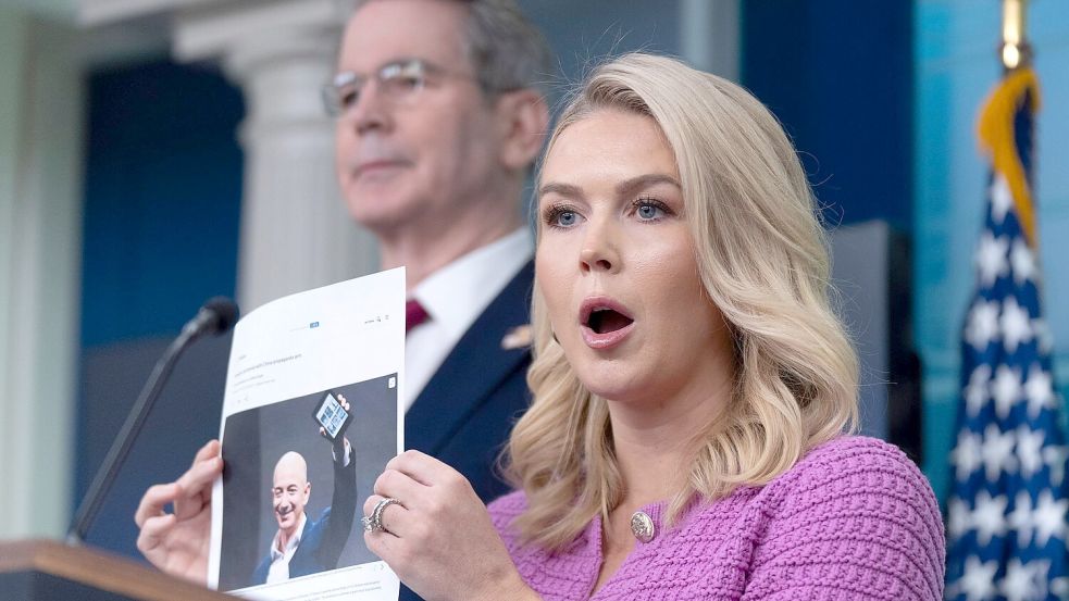 Trumps Sprecherin Karoline Leavitt kritisiert Amazon und dessen Chef Jeff Bezos. Foto: Manuel Balce Ceneta/AP/dpa