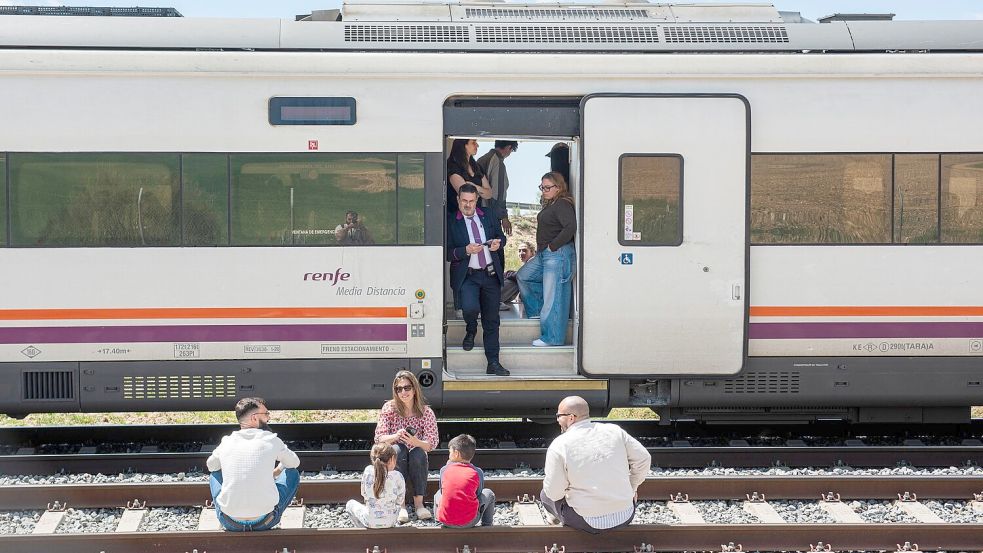 Alle Züge blieben plötzlich stehen. Foto: Víctor Fernández/EUROPA PRESS/dpa