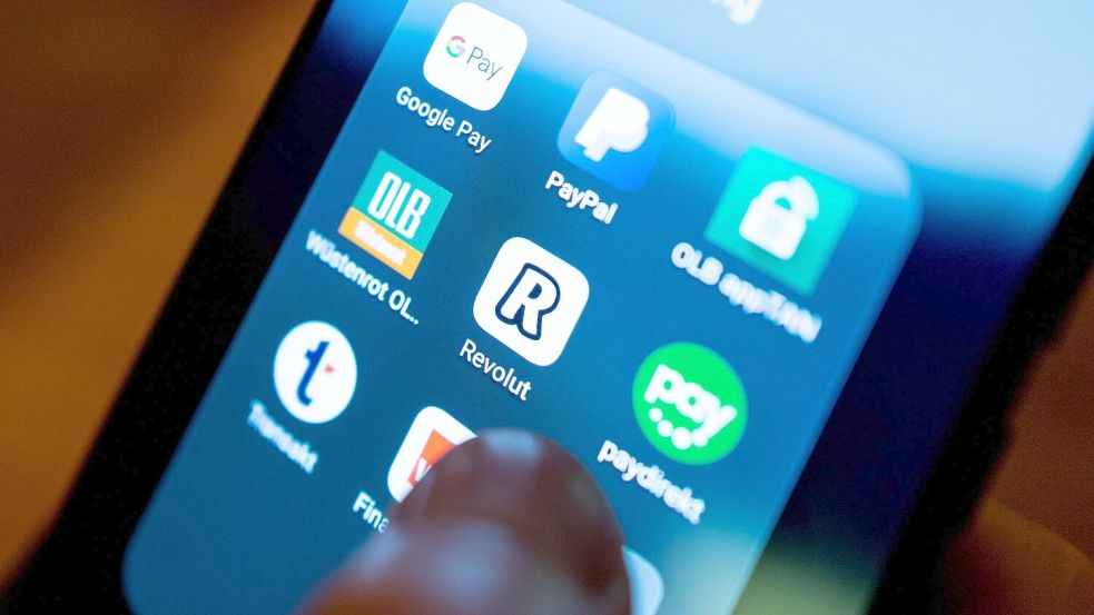 Die britische Digitalbank Revolut startet ein eigenes vollständiges Mobilfunkangebot. (Symbolbild). Foto: Monika Skolimowska/dpa-Zentralbild/dpa