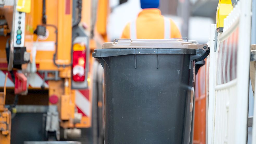 Biotonnen sind wichtig, um organisches Material zu sammeln und Kompost herzustellen - aber was, wenn der Inhalt weniger organisch ist als gedacht? (Archivbild) Foto: Marijan Murat/dpa