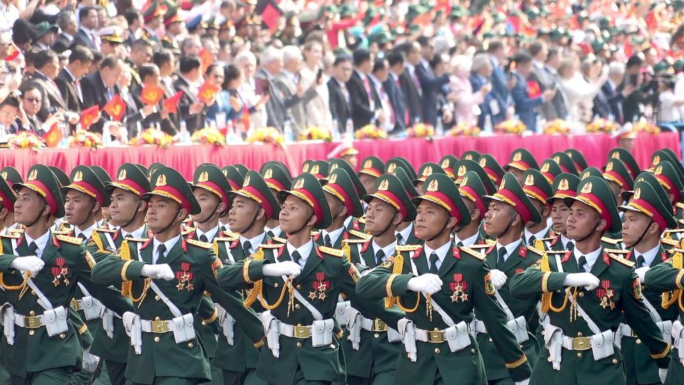 13.000 Soldaten und Polizisten nahmen an der riesigen Parade teil. Foto: Hau Dinh/AP/dpa