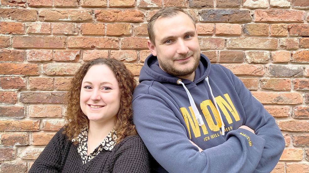 Sorgen mit ihrer Feierabendshow für den perfekten Ausklang des Arbeitstages: die Moderatoren Anna Schwanz und Dennis Keller agieren als Team. Foto: Radio Nordseewelle