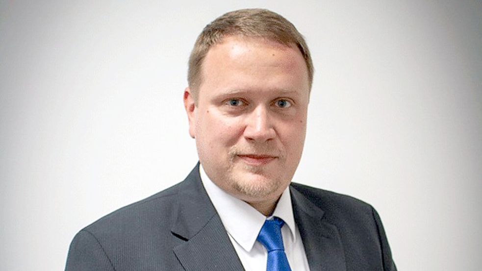Hält die Fäden in der Hand: Geschäftsführer und Programmdirektor Maik Neudorf zeichnet seit zehn Jahren für Radio Nordseewelle verantwortlich. Foto: Radio Nordseewelle