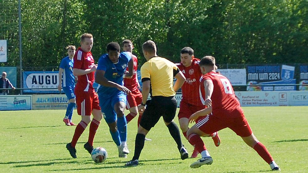 Für BW Papenburg (am Ball Gabriel Bamezon) geht der Titelkampf bei Germania Leer in die nächste Runde. Foto: Reemts