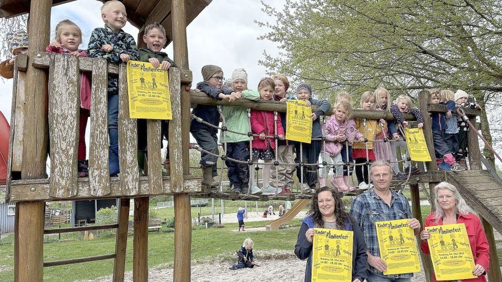 Ute Rieken (von rechts), Christoph Rieken und Meerhuuske-Leiterin Melanie Wiegmann freuen sich zusammen mit den Kindern schon auf das Kinder- und Familienfest. Foto: Karin Böhmer