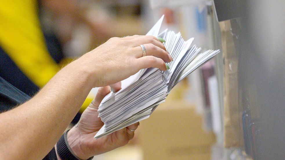 Noch werden massenhaft Briefe verschickt in Deutschland - aber wie lange noch? Hier eine Post-Mitarbeiterin in einem Zustellstützpunkt bei der Arbeit. Foto: Klaus-Dietmar Gabbert/dpa