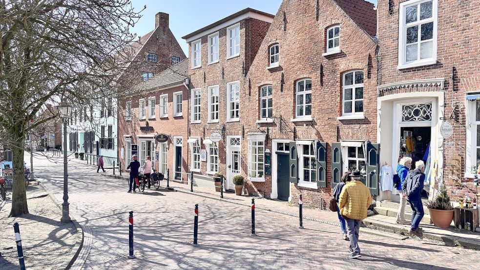 In Greetsiel gibt es viele Einkehrmöglichkeiten nach einer Radtour. Foto: Heinz Wagenaar/Archiv