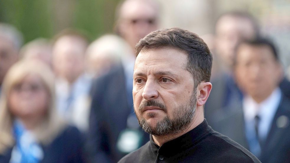 Nahezu täglich muss der ukrainische Präsident Wolodymyr Selenskyj an neue Opfer von russischen Angriffen erinnern. (Archivbild) Foto: Evgeniy Maloletka/AP/dpa