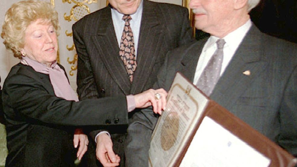 Adolf Althoff (rechts) wurde zusammen mit seiner Frau Maria (links) 1995 von dem israelischen Botschafter Avi Primor (Mitte) mit dem Titel „Gerechte unter den Völkern“ geehrt. Foto: dpa/Roland Scheidemann